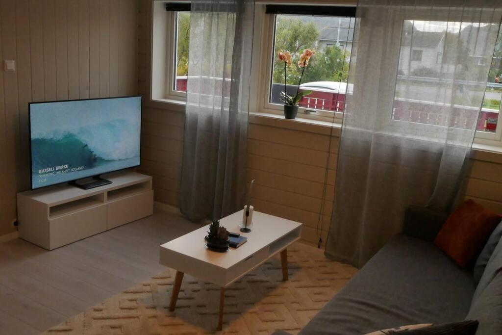 Nyrenovert Leilighet Med Gratis Parkering Leknes Extérieur photo
