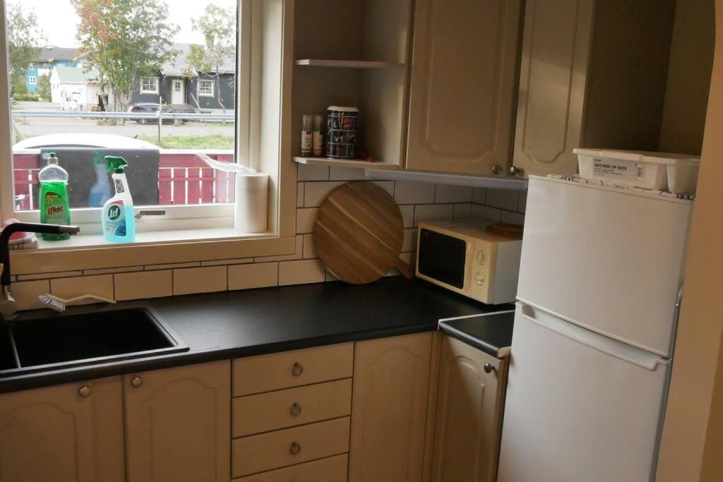 Nyrenovert Leilighet Med Gratis Parkering Leknes Extérieur photo